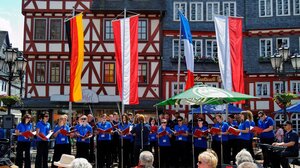 Aufnahme einer Kapelle und Flaggen während des Europafestes