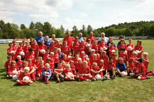 Charly Körbel beim Training in der Fußballschule