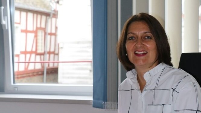 Bild von Bürgermeisterin Gronau in ihrem Büro