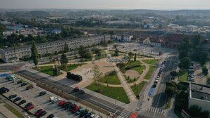 Luftbild des umgestalteten Bahnhofsvorplatz in Ilawa 