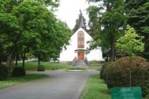 Blick auf die Friedhofshalle Herborn