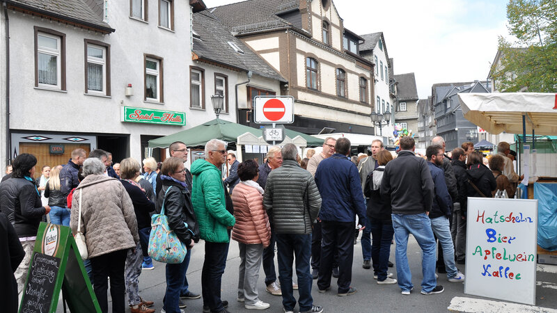 Beispielbild Kartoffelsonntag, Menschen stehen am Essenstand Schlange
