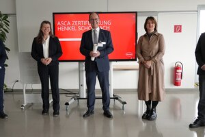 Vier Personen anlässlich der Auszeichnung für vorbildlichen Arbeitsschutz der Firma Henkel.