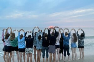 Jugendliche bei einer Freizeit am Meer, Hände zum Herz geformt