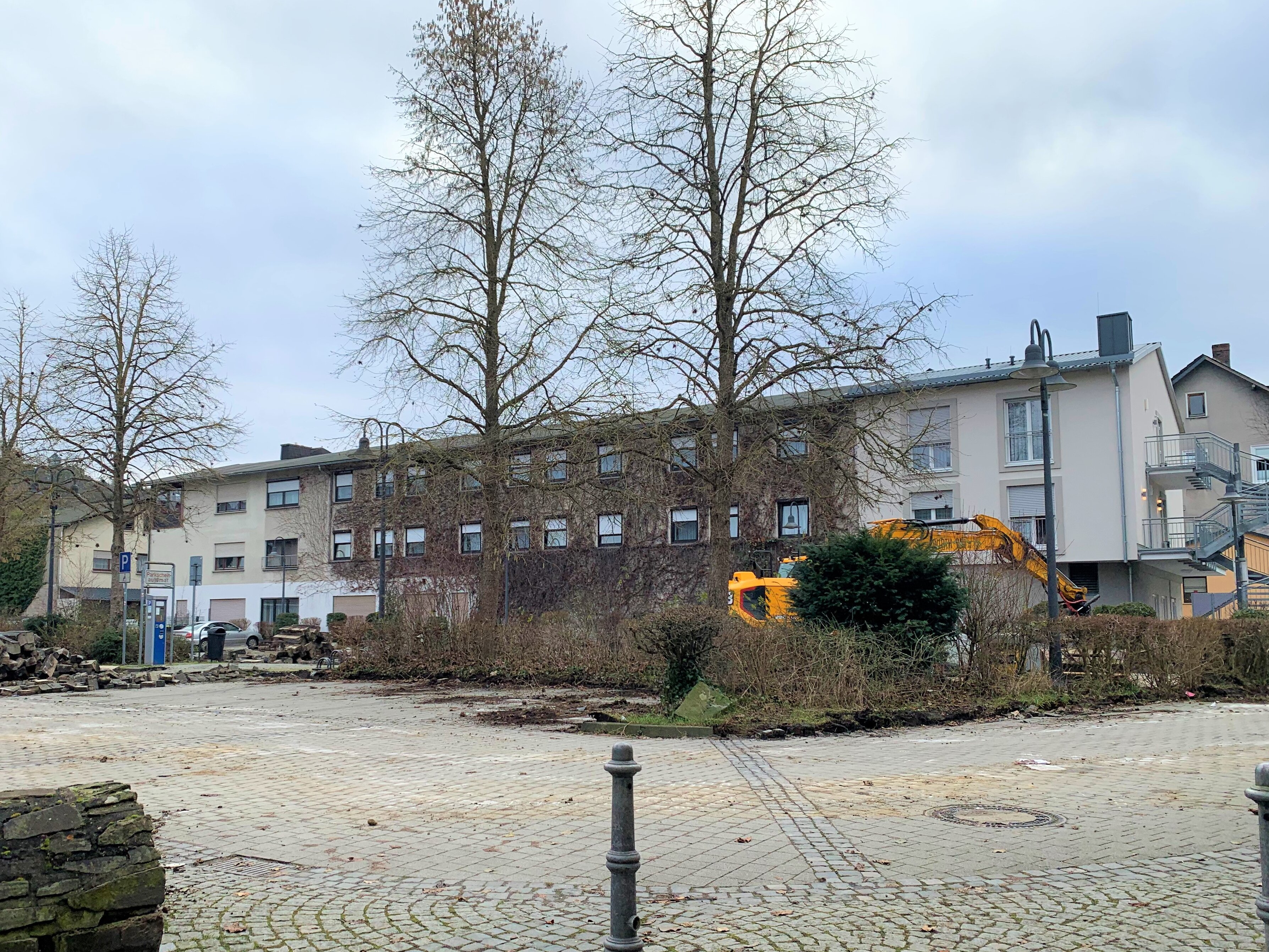 Ein Bagger arbeitet auf dem Parkplatz Schmaler Weg in Herborn