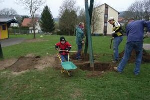 Kinder und Eltern beim Umbau des Spielplatzes