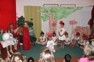 Die Kinder spielen ein Theaterstück