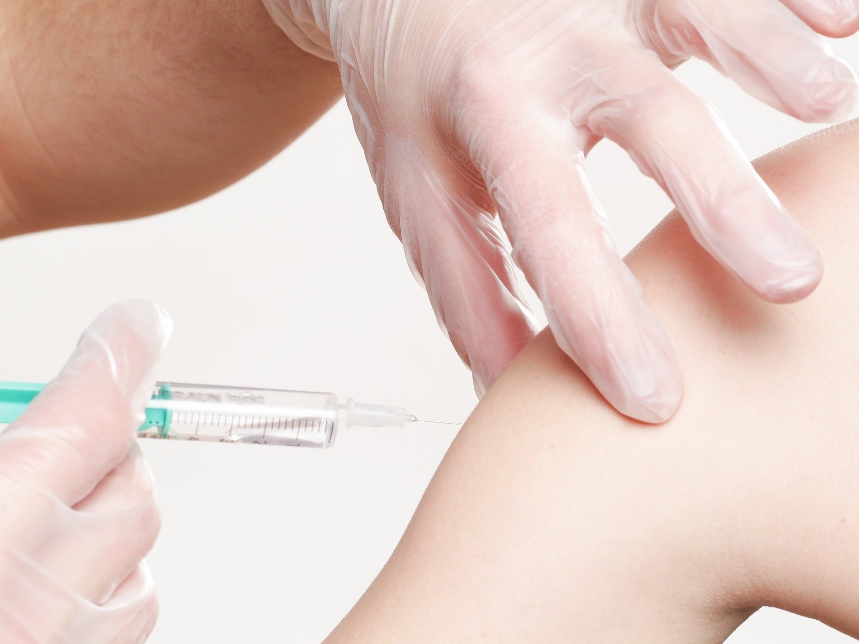 Bild einer Impfung: Spritze am Oberarm