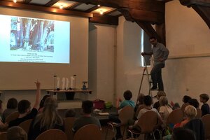 Bild einer Vorlesung der Kinder-Uni Herborn, Aula der Hohen Schule mit Besuchern