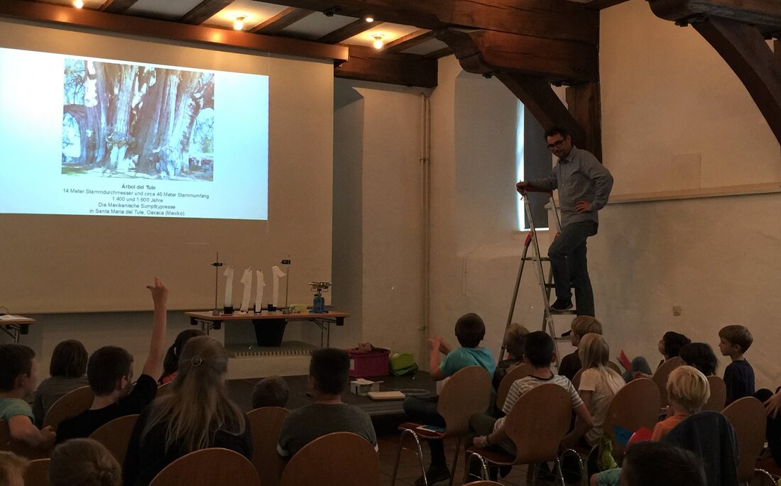 Bild einer Vorlesung der Kinder-Uni Herborn, Aula der Hohen Schule mit Besuchern