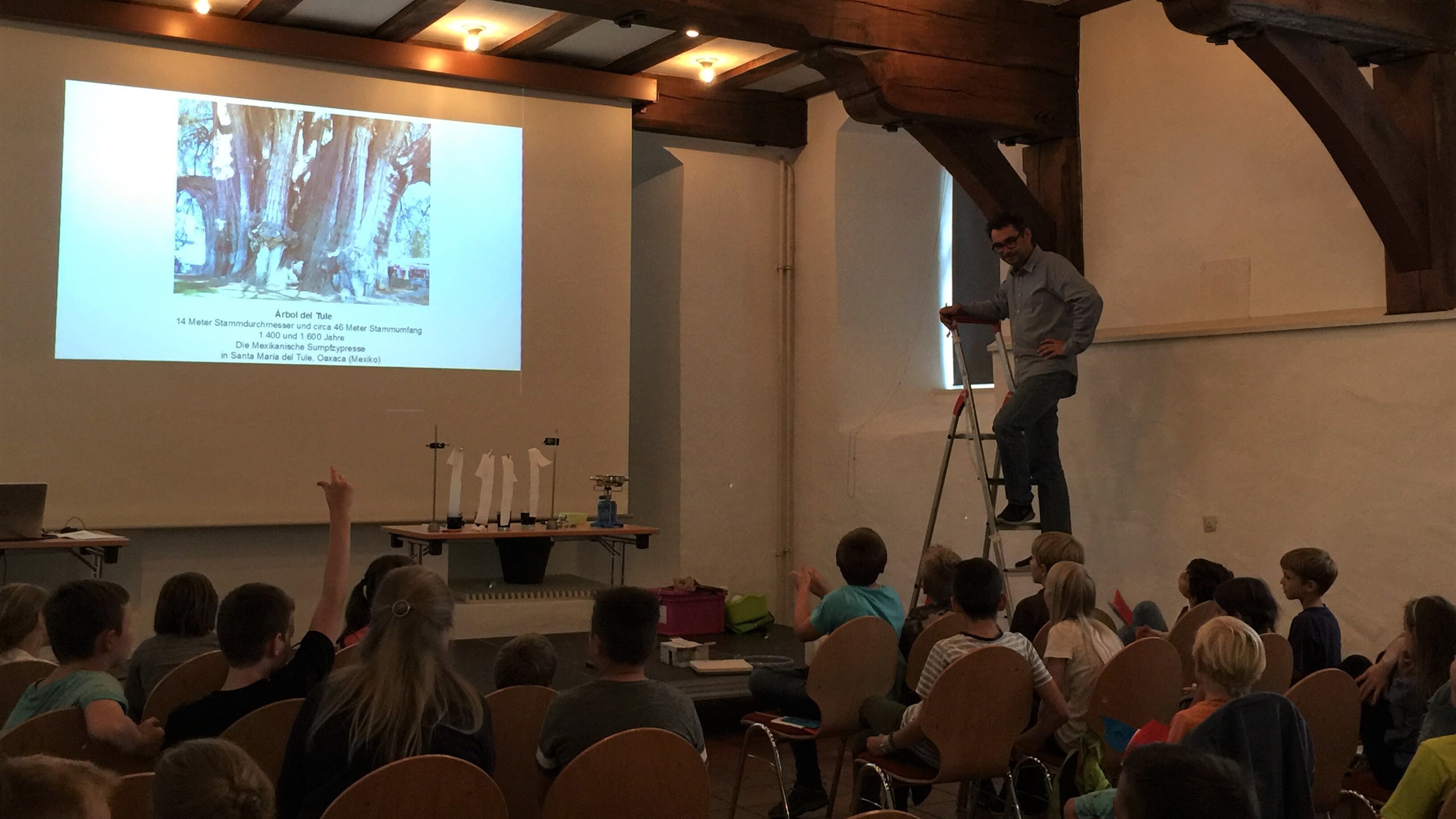 Bild einer Vorlesung der Kinder-Uni Herborn, Aula der Hohen Schule mit Besuchern