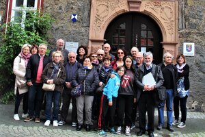 Bild von Menschen (Gäste aus der französischen Partnerstadt Pertuis) vor dem Rathaus
