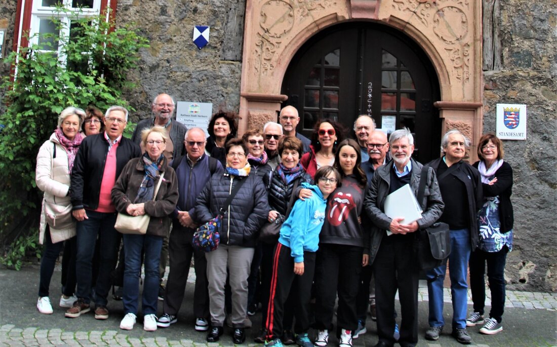 Bild von Menschen (Gäste aus der französischen Partnerstadt Pertuis) vor dem Rathaus