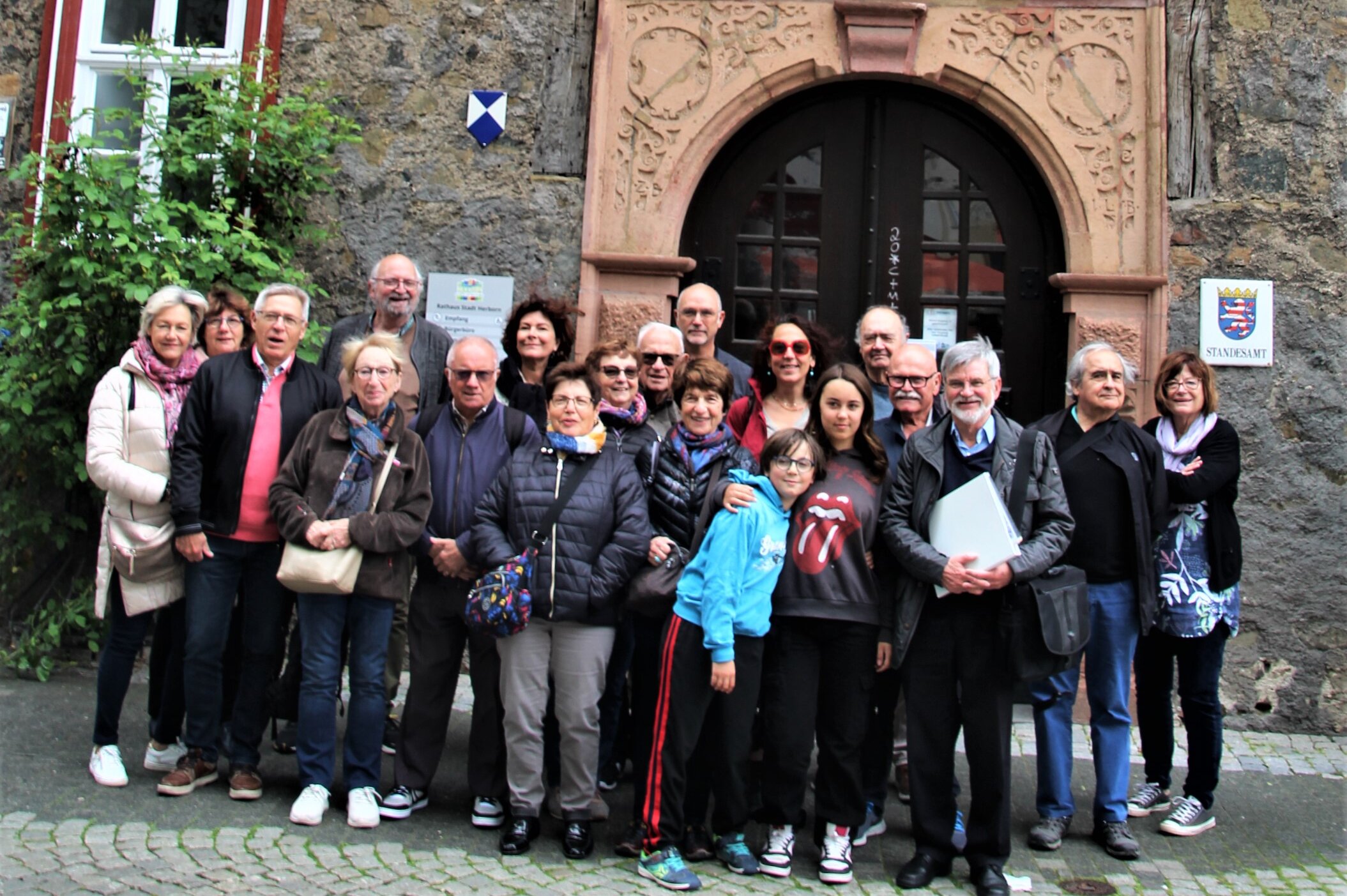 Bild von Menschen (Gäste aus der französischen Partnerstadt Pertuis) vor dem Rathaus