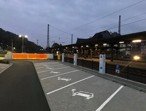 Ansicht der E-Ladepunkte am Bahnhof Herborn.