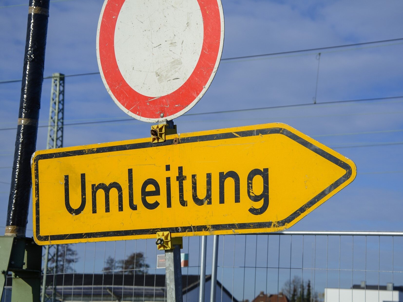 Ein Durchfahrtverbotsschild und ein Umleitungschild, das nach rechts weist.
