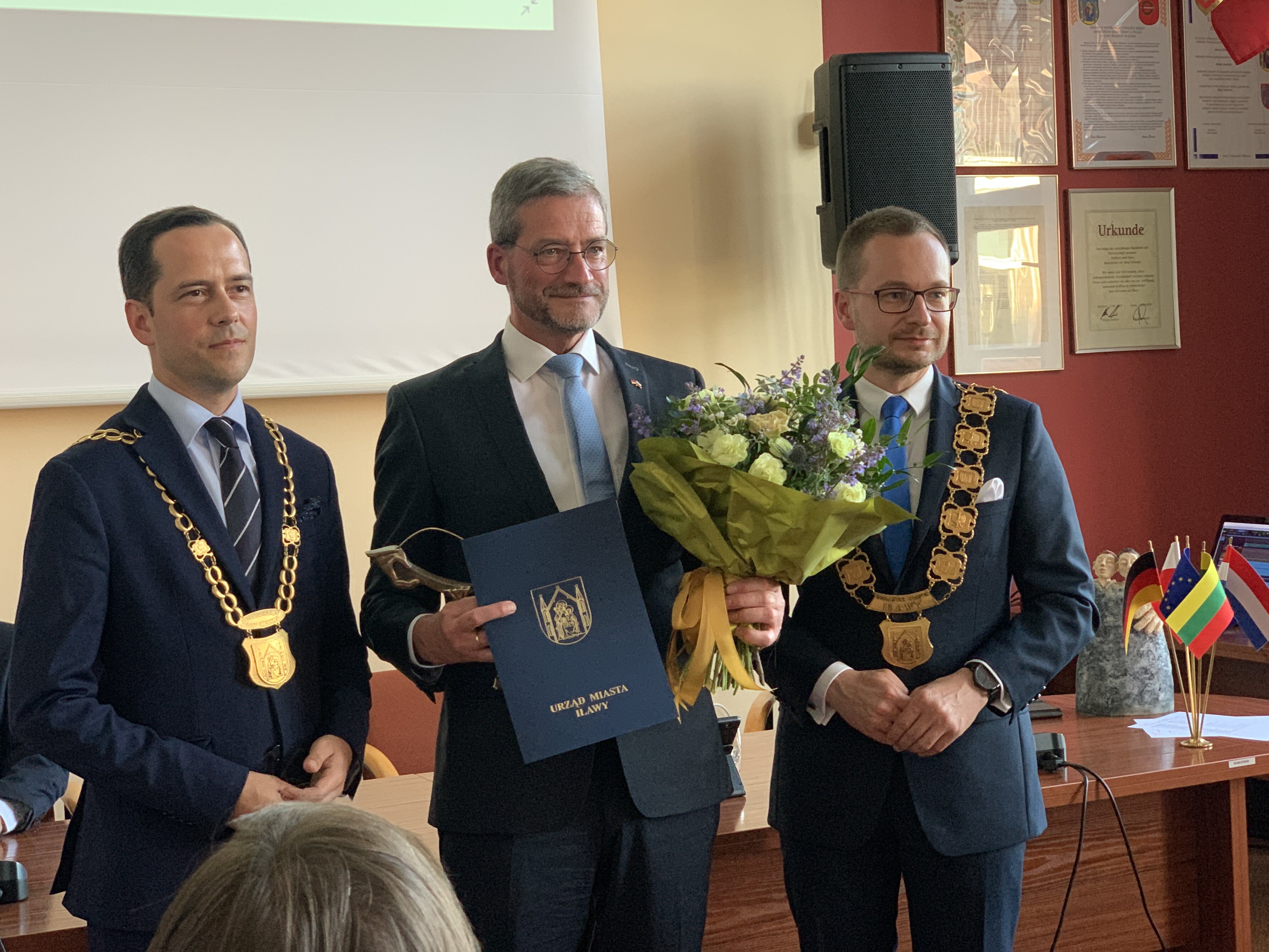 Drei Männer bei der Verleihung der Ehrenbürgerschaft an Jörg Kring (Mitte).