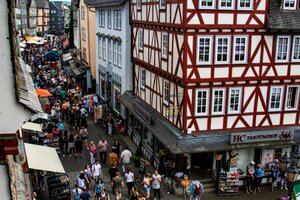 Ansicht der Innenstadt mit Besuchern des Erdbeersonntag