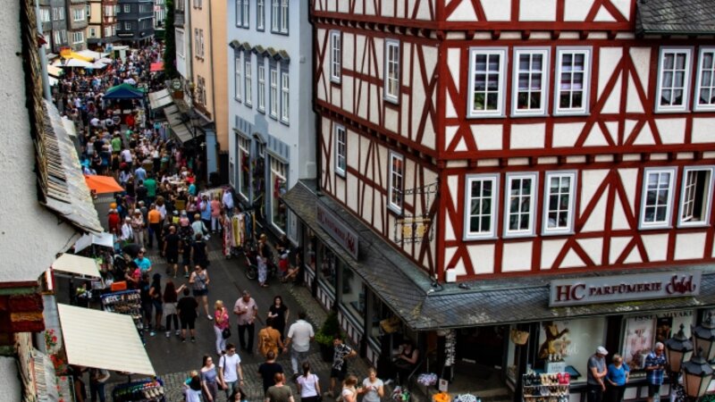 Ansicht der Innenstadt mit Besuchern des Erdbeersonntag