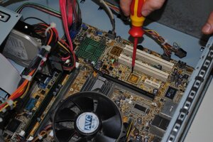 Bild: Am Pc schrauben