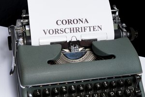 Beispielbild Corona-Vorschriften; Blatt mit Text "Corona-Vorschriften" in Schreibmaschine
