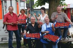 Herborner Geschäftsleute mit frischen Erdbeeren