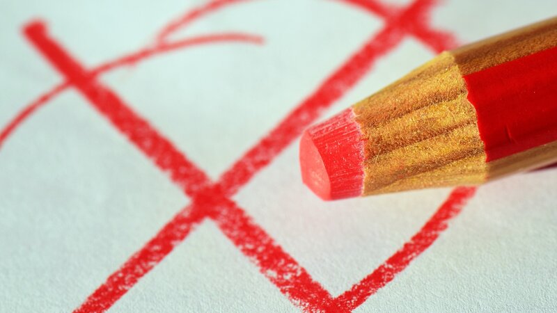 Beipielbild Wahlen; rotes Kreuz und Stift