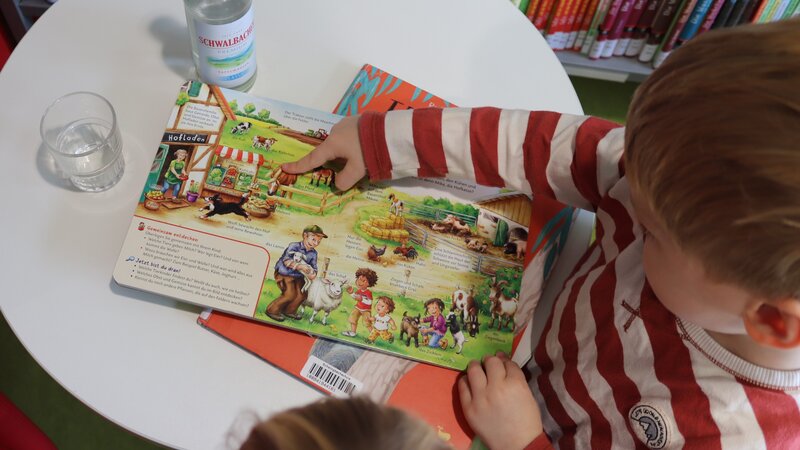 Frühes Vorlesen fördert die Entwicklung von Kindern.