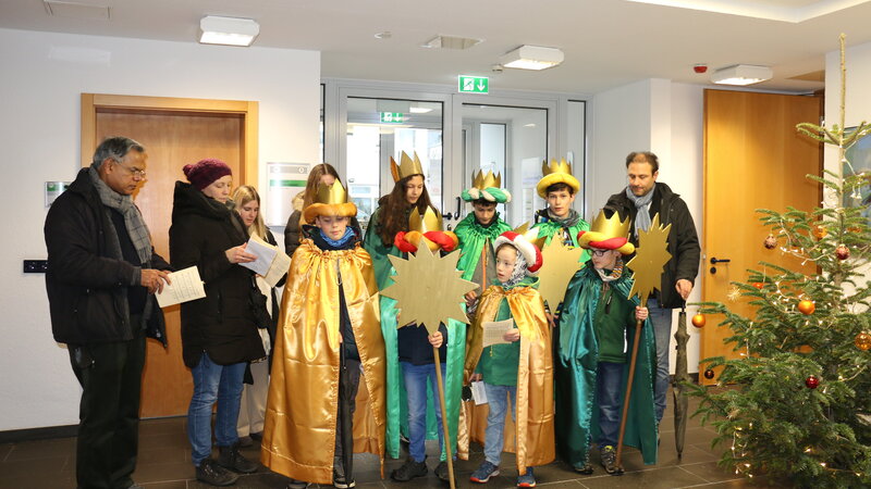 Bild der Sternsinger im Foyer des Rathauses Herborn