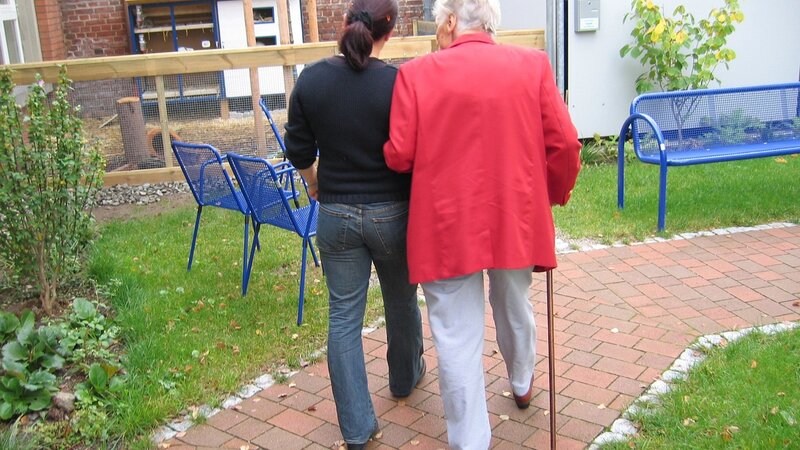 Beispielbild: Betreuungsperson ältere Menschen