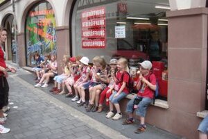 Kita-Kinder essen gemütlich ein Eis