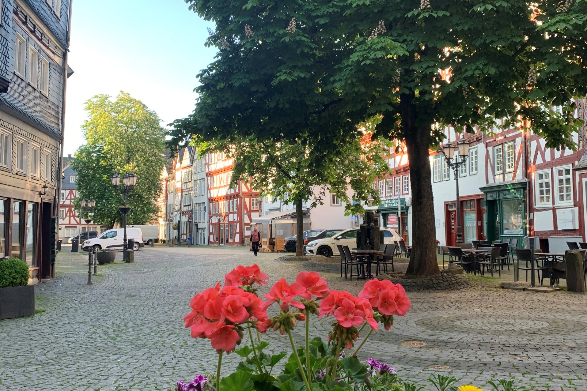 Blick auf den Kornmarkt, Bepflanzter Blumenkübel, Fachwerkhäuser.