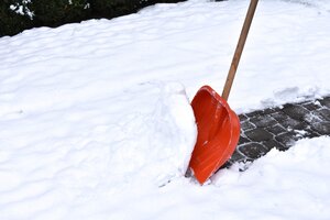 Schneeschieber im Schnee, Beispielbild Winterdienst