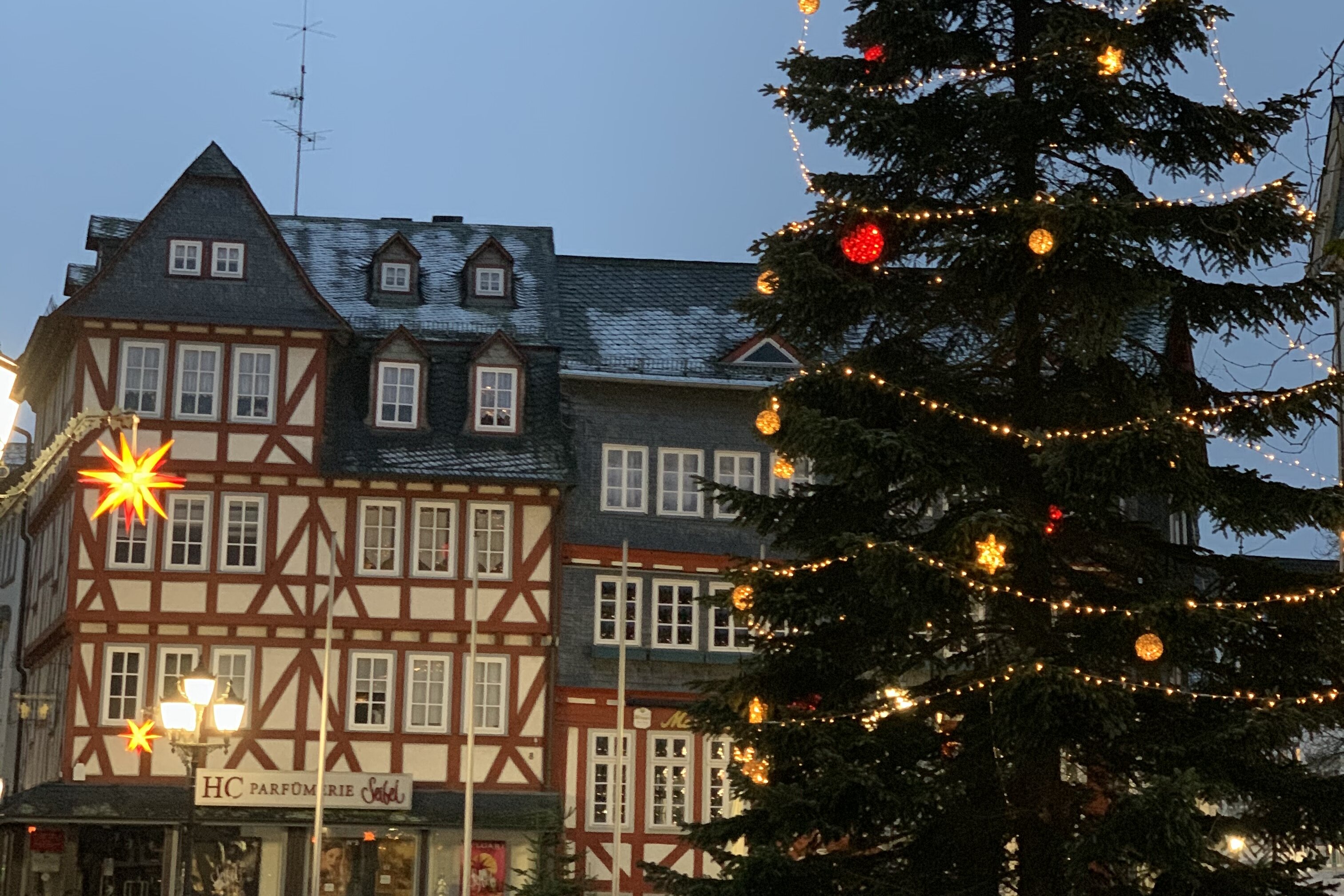 Ansicht eines geschmückten Weihnachtsbaums auf dem Marktplatz Herborn.