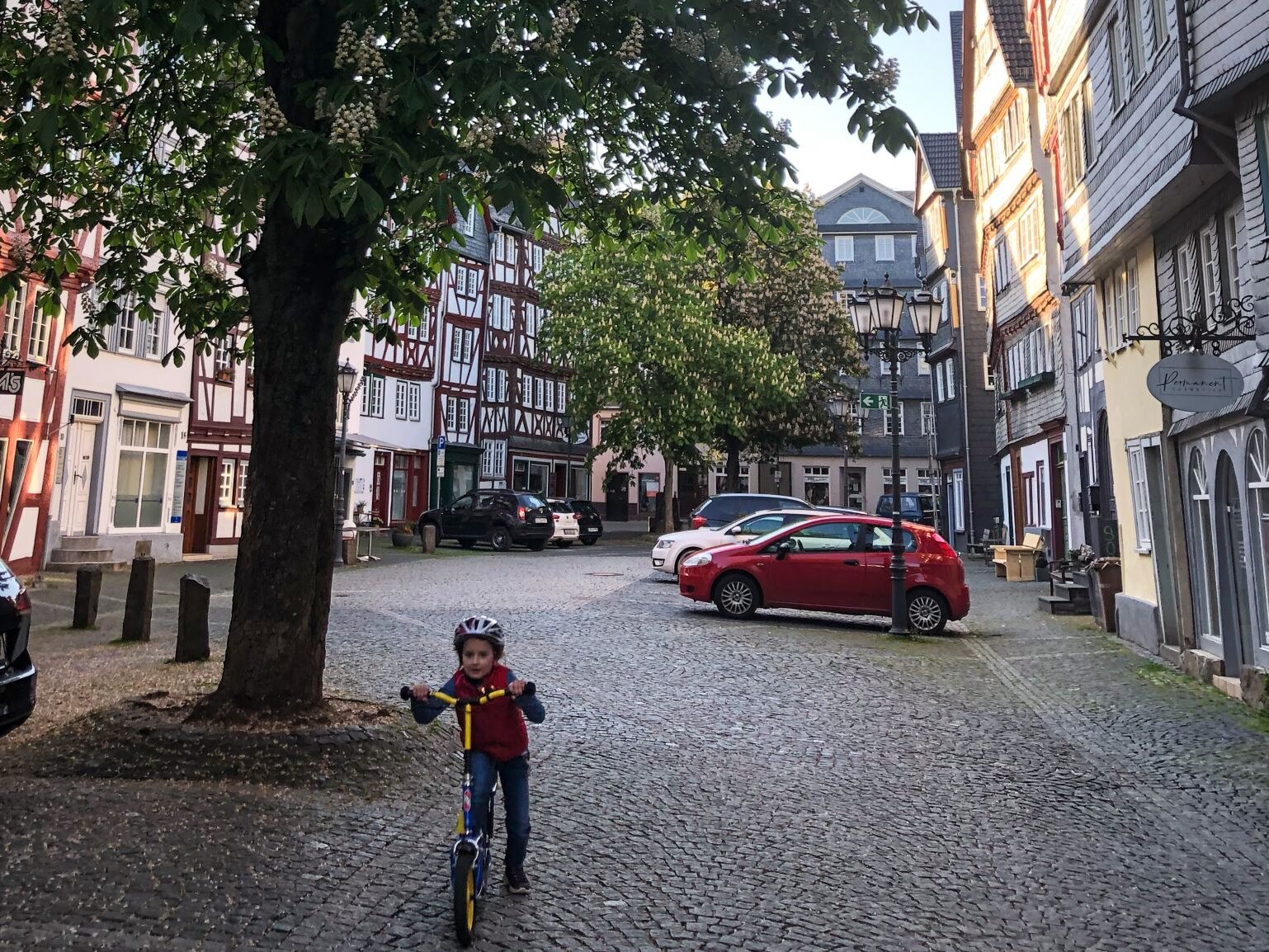 Kind mit Trettroller auf dem Kornmarkt in Herborn