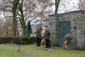 Soldaten vor einem Kriegsmahnmal
