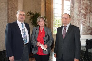 Brigitte Schug erhält Pflegemedaille