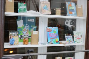 Schaufenster der Stadtbücherei Herborn mit Büchern zum Thema Plastikfrei und Nachhaltig Leben.