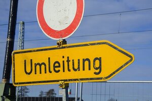Ein Durchfahrtverbotsschild und ein Umleitungschild, das nach rechts weist.