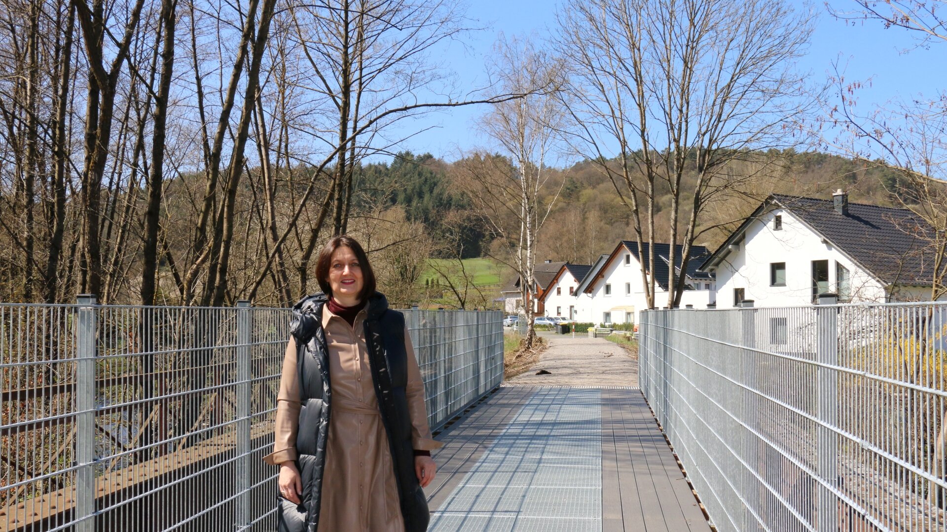 Frau auf einer Brücke des provisorischen Radweg.