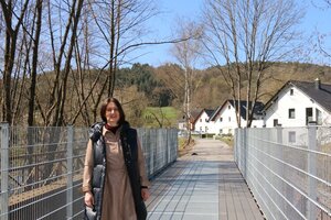 Frau auf einer Brücke des provisorischen Radweg.