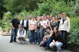 Gruppe von Studenten mit Vogelparkleiter Rades