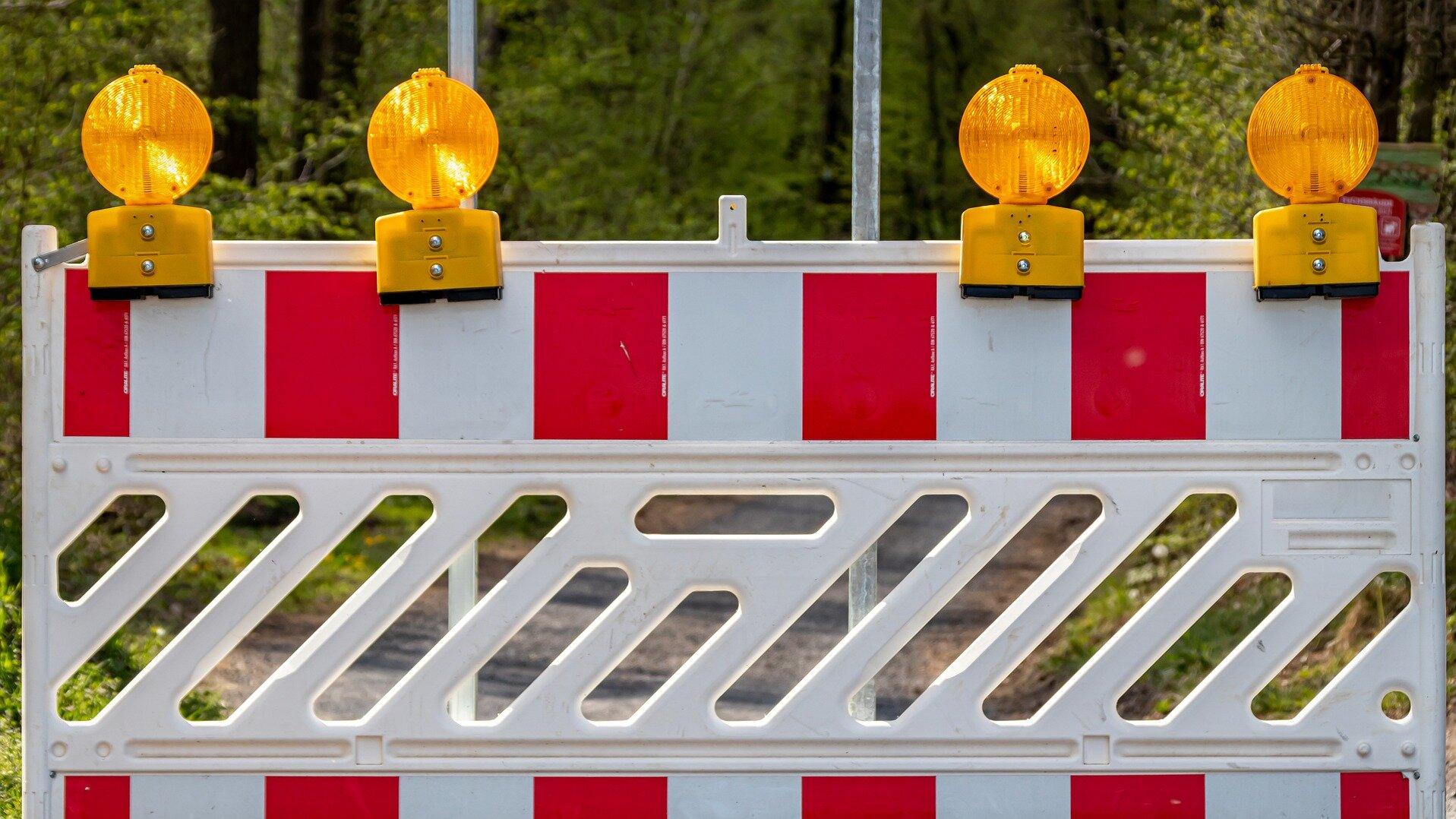 Straßenabsperrbarke (rot weiß, mit Warnleuchten)