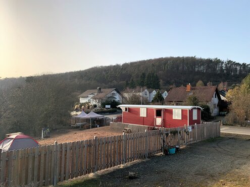 Das Gelände mit Bauwagen (in rot-weiß) der neuen Waldgruppe.