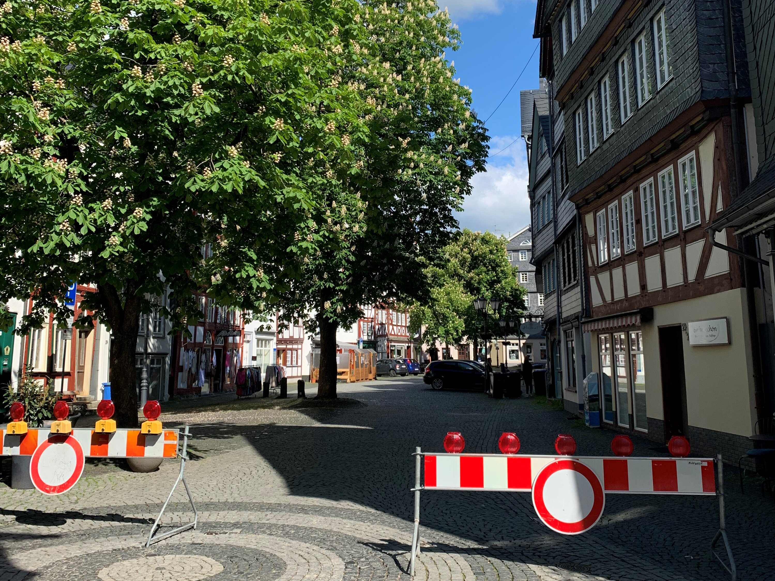 Kornmarkt Herborn, Absperrbarke, blühender Kastanienbaum und Fachwerkhäuser