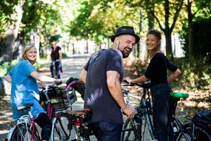 Drei Personen auf dem Fahrrad.