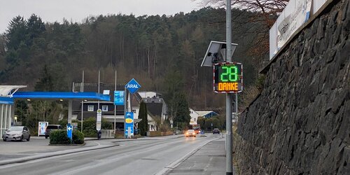 Bild einer Straßen mit Geschwindigkeitsmesstafel im Stadtteil Burg
