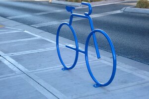 Blaues Metallfahrrad, Kunstobjekt am Straßenrand