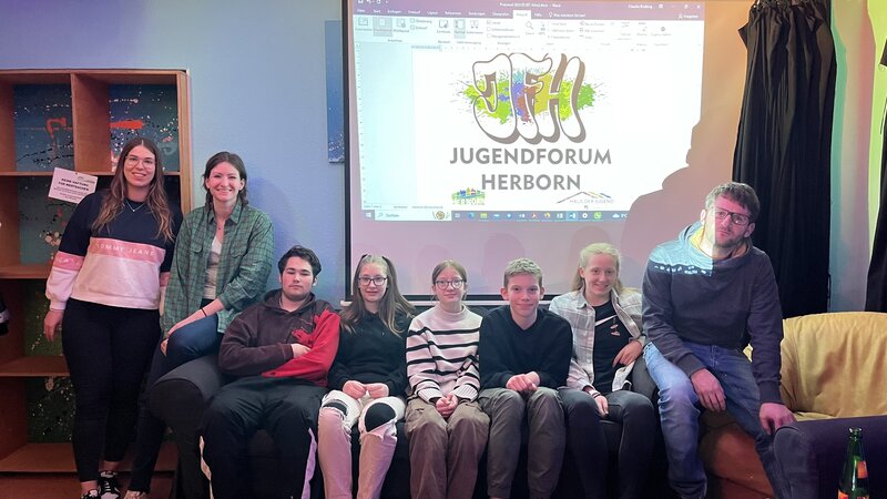 Bild des Vorstands des Jugendforums, mehrere Kinder und Jugendliche