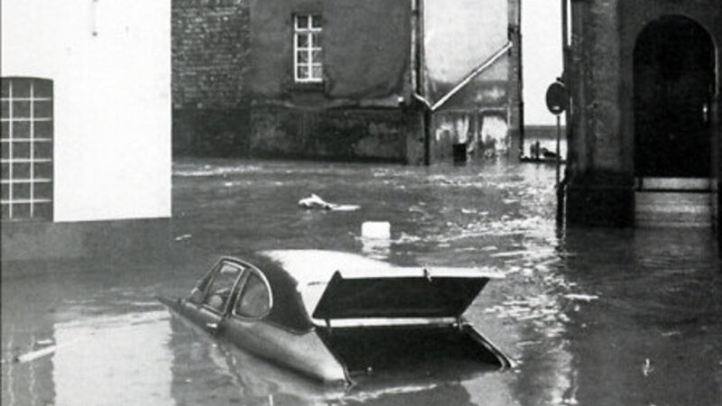 „Ein im Hochwasser versunkenes Auto in der Herborner Innenstadt, 1984“, in: Historische Bilddokumente <https://www.lagis-hessen.de/de/subjects/idrec/sn/bd/id/49-012> (Stand: 8.3.2011)